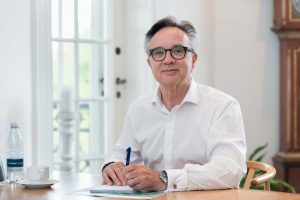 Gigantisk medarbejderflugt - Lars Holmgaard Linnemann interviewet i Altinget